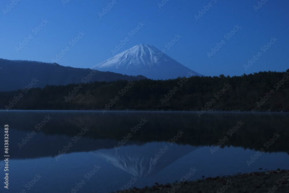 夜の精進湖からの富士山。日本の雄大な自然。百名山