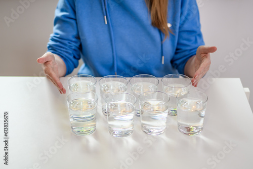 Osiem szklanek wody na stole