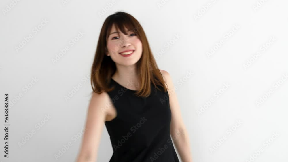 黒いワンピースの女性 黒いワンピースの女性