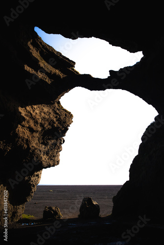 Valokuva Hjörleifshöfði in South coast Iceland, light getting through the entrance