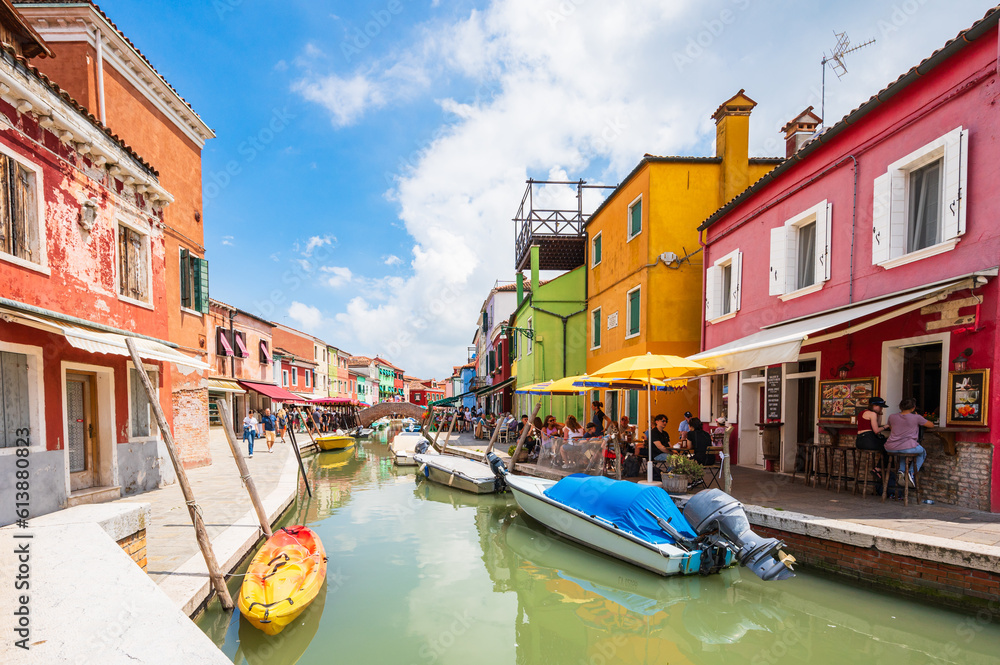 Burano - Farbenfrohe Stadthäuser auf der Nachbarinsel von Venedig in Italien