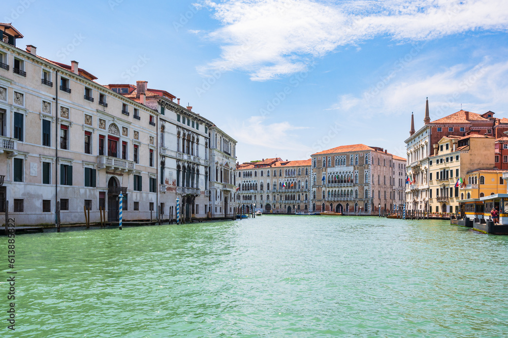 Typische Stadthäuser entlang des Canal Grande im Stadtzentrum von Venedig, Italien