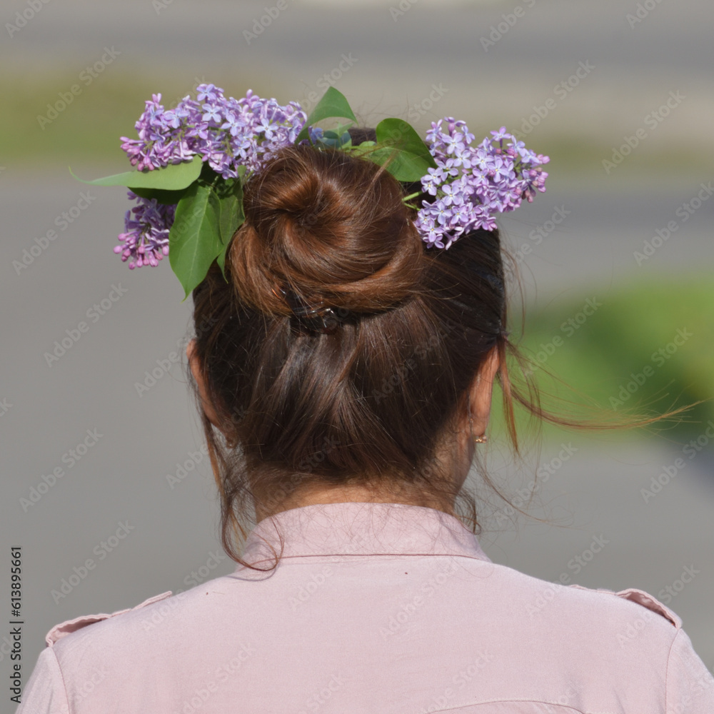 Naklejka premium Women's hairstyle with lilac branches. Back view