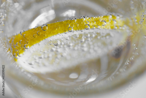 Sommergetränke
Zitronenscheibe im sprudelnden Wasser