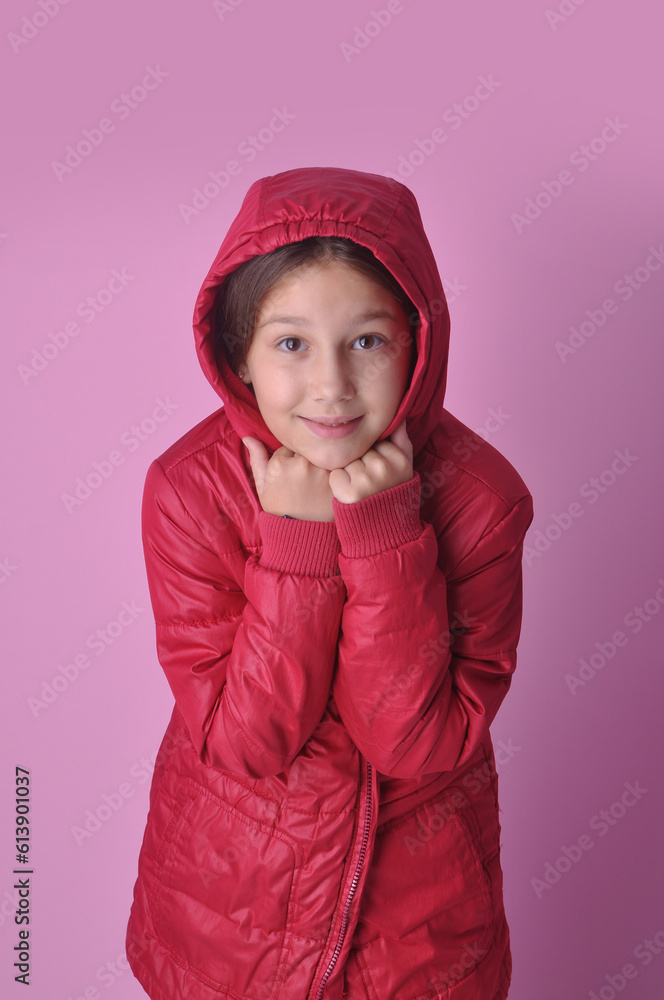 menina pré adolescente com roupa de frio de inverno, expressão facial menina pré adolescente com roupa de frio de inverno, expressão facial