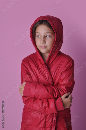 menina pré adolescente com roupa de frio de inverno, expressão facial 