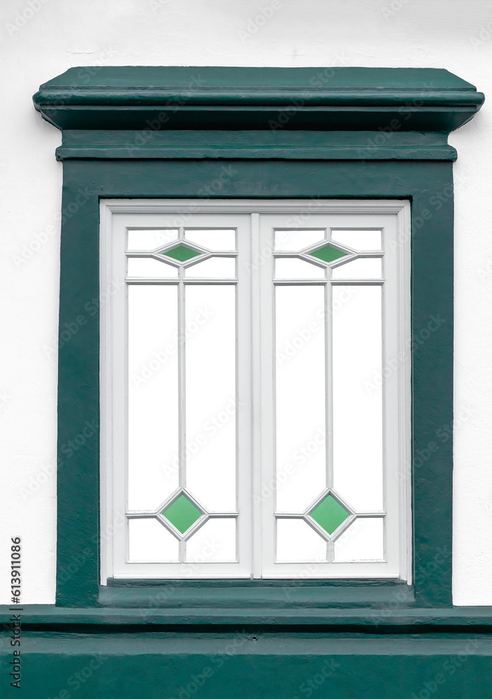 Janela com caixilhos de madeira brancos, ombreiras verdes e vidros transparentes. 