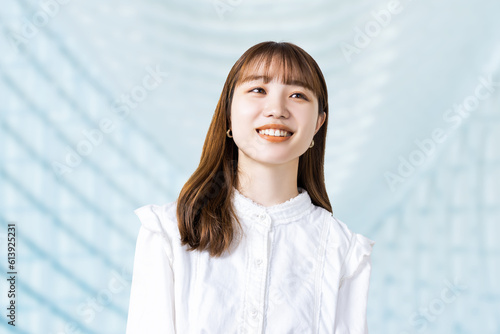 Foto 笑顔の若いビジネスウーマン