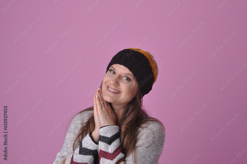 bela jovem mulher com roupa de inverno, roupa de frio, mulher feliz com expressão sorridente e feliz bela jovem mulher com roupa de inverno, roupa de frio, mulher feliz com expressão sorridente e feliz