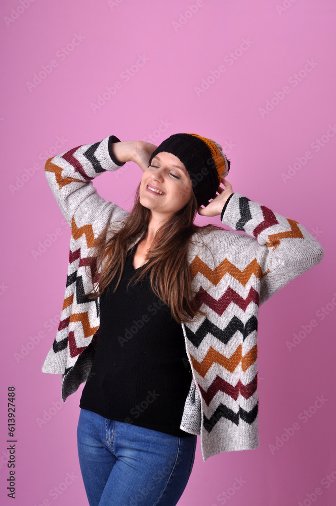 bela jovem mulher com roupa de inverno, roupa de frio, mulher feliz com expressão sorridente e feliz bela jovem mulher com roupa de inverno, roupa de frio, mulher feliz com expressão sorridente e feliz