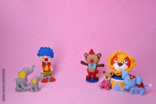 circo fofo com bonecos de pelúcia, macaco, palhaço, leão, cenário colorido divertido  photo