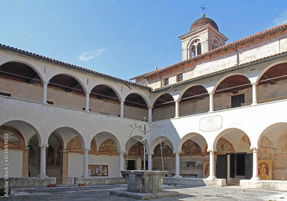 il chiostro del santuario dei Santi Vittore e Corona di Anzù, presso Feltre