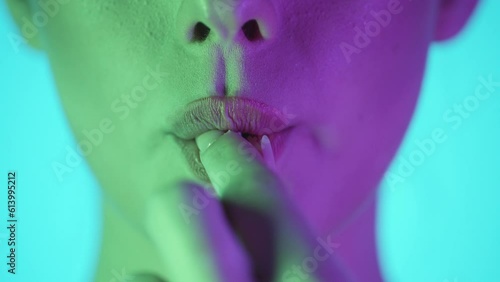 Kobieta wkłada gume do zucia w usta  photo