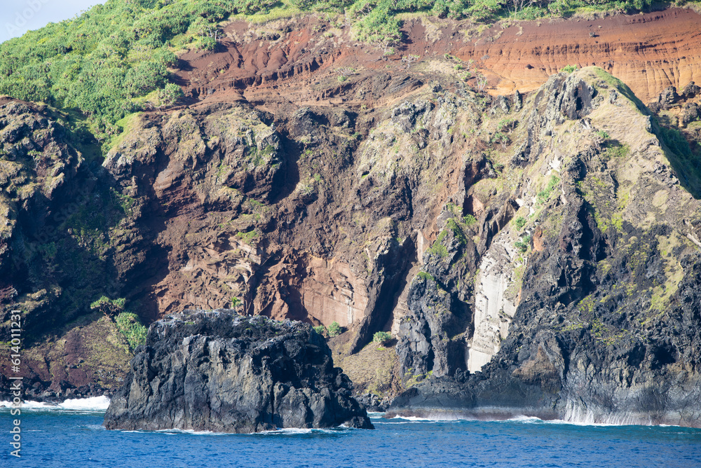 Obraz premium Pitcairn island. South Pacific Ocean. The last of the British territories in the South Pacific. Between history, nature and landscape. isiting locals on a cruise ship. 