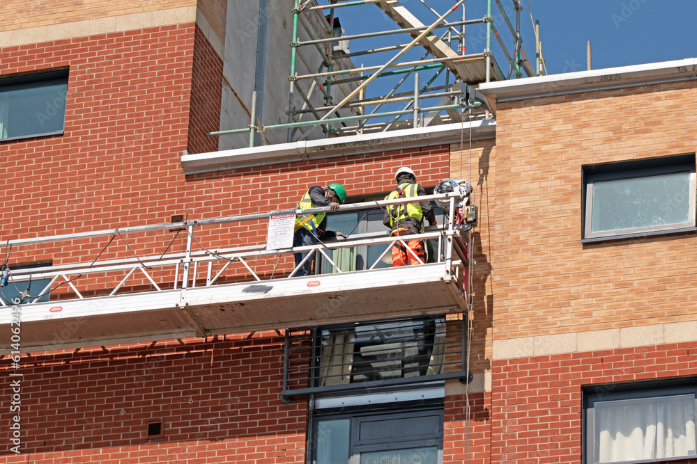 Foto Workmen on a suspended platform