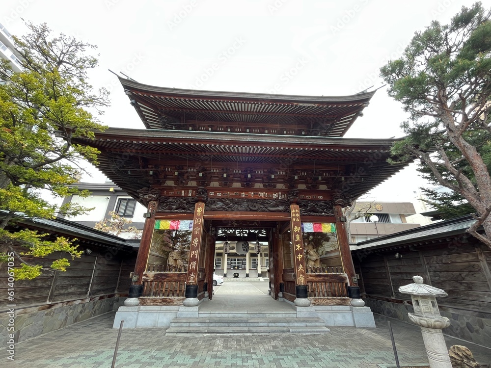 Obraz premium 札幌の寺院の山門