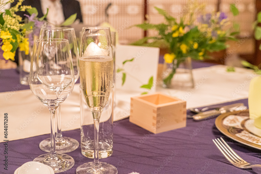 華やかな結婚式の料理とテーブル