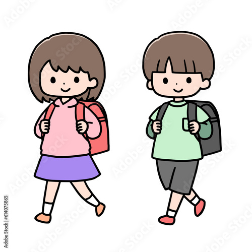 歩く小学生の女の子と男の子