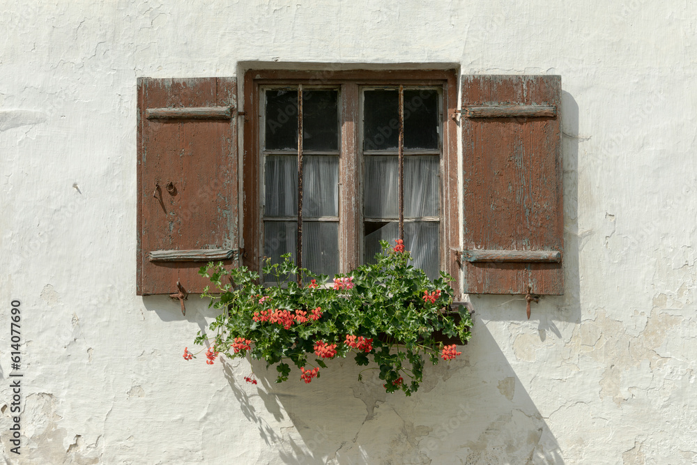 Altes Holzfenster an einem Bauernhaus, Bayern