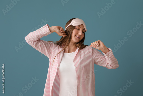 Young woman with sleeping m...