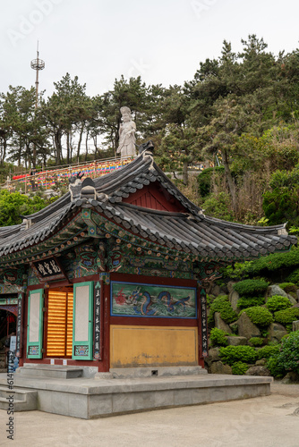 temple Haedong Yonggungsa     Busan en Cor  e du sud. Temple bouddhiste historique construit au XIVe si  cle et offrant une vue panoramique sur la mer.
