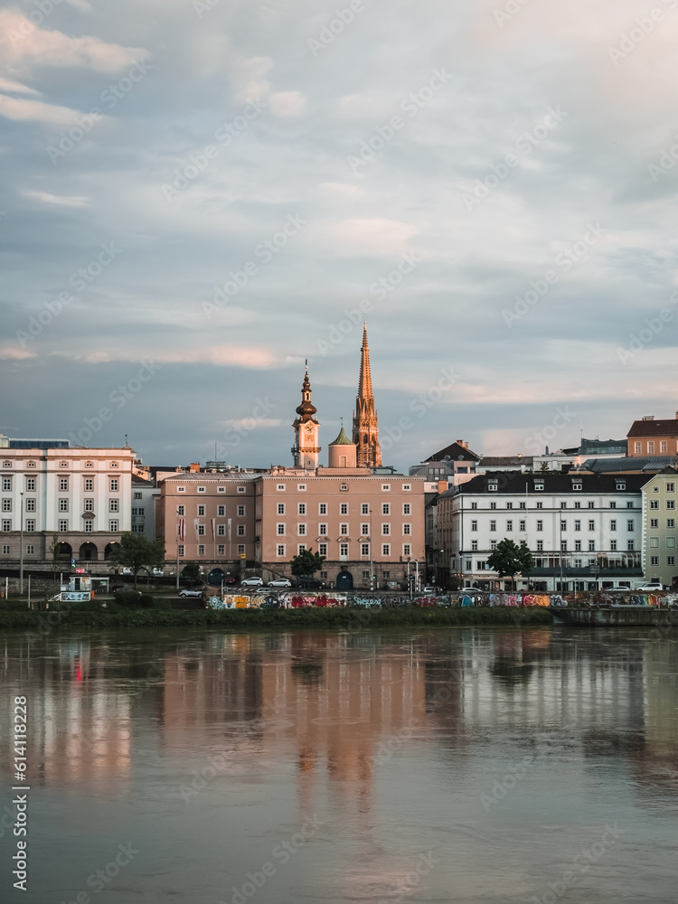 Fototapeta premium View of buildings in Linz from the other side of the Danube