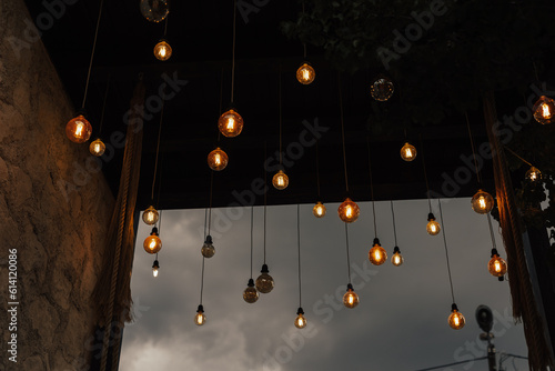 Obraz na płótnie Set of vintage glowing light bulbs on cloudy sky background.Tungstens lights bulbs for inspiration or idea. Lights bulbs. w salonie