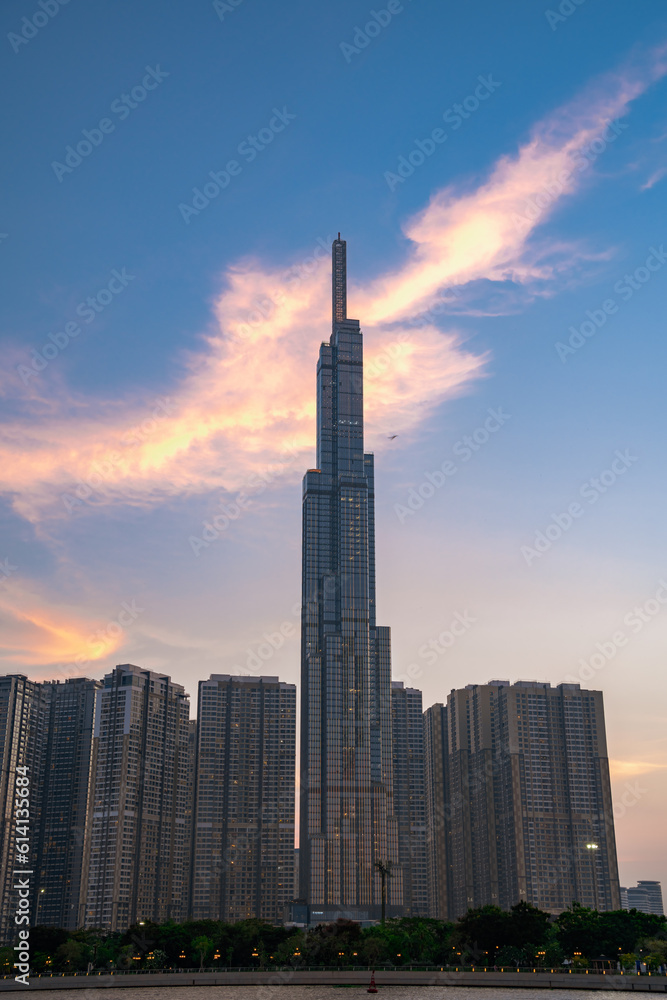 Obraz premium Sunset at Landmark 81 with warm sunshine
