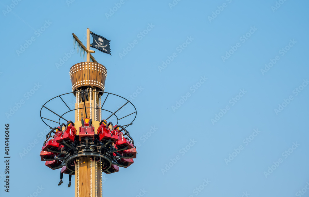 The attraction is a free fall tower against the sky. The attraction is a free fall tower against the sky.
