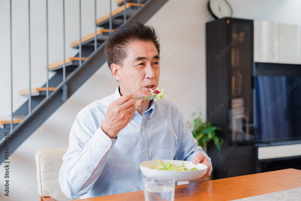 サラダをおいしく食べる高齢の男性 サラダをおいしく食べる高齢の男性