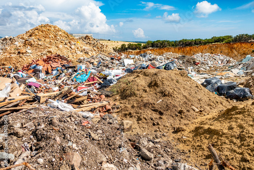 Bauschutt und anderer Müll auf einer Deponie