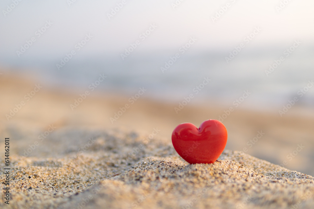 Fototapeta premium ビーチとハートの置物