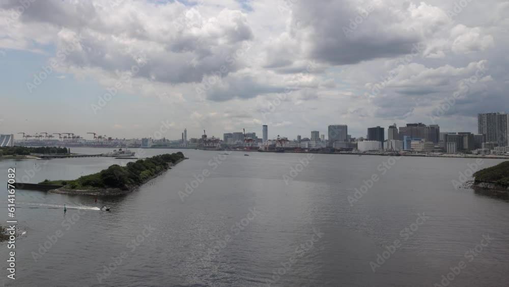 東京湾に浮かぶ古い防波堤を臨む風景。 東京湾に浮かぶ古い防波堤を臨む風景。