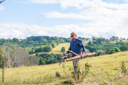 牧場から木を集め農夫 © photok