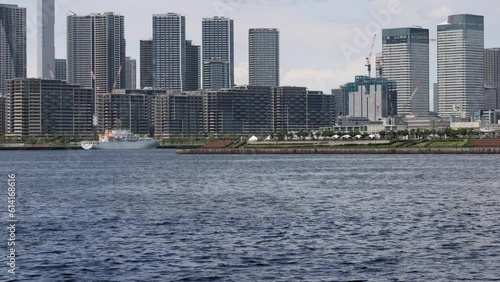 ふ頭から東京湾ごしに見るビル群の風景。 photo