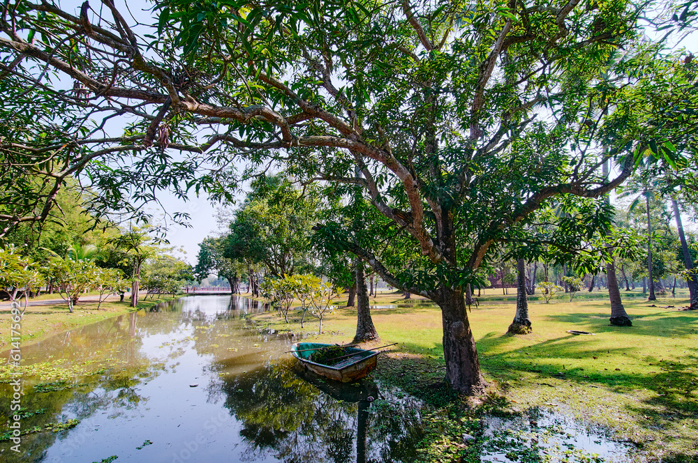 Obraz premium Park lake pond in the ancient national park Sukhothai, Thailand.