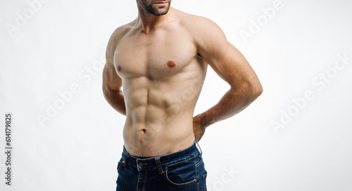 Foto man showing six pack isolated on white background