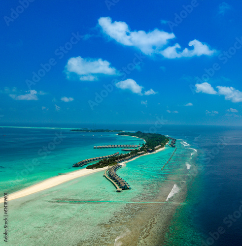 Fototapeta Naklejka Na Ścianę i Meble -  Drohnenaufnahme einer Luxusresortinsel auf den Malediven, Kuramathi Island Resort