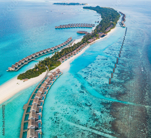Drohnenaufnahme einer Luxusresortinsel auf den Malediven  Kuramathi Island Resort