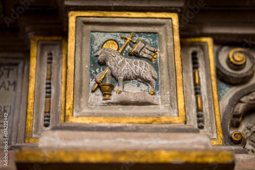 Płaskorzeźba przedstawiająca Baranka, Syna Bożego znajdująca się w bazylice w Nysie. photo