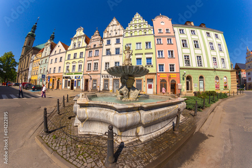 Fontanna i zabytkowe kamienice mieszczańskie w centrum Nysy.