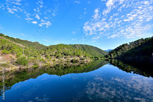 paisaje de montaña con un lago y el reflejo en el agua 