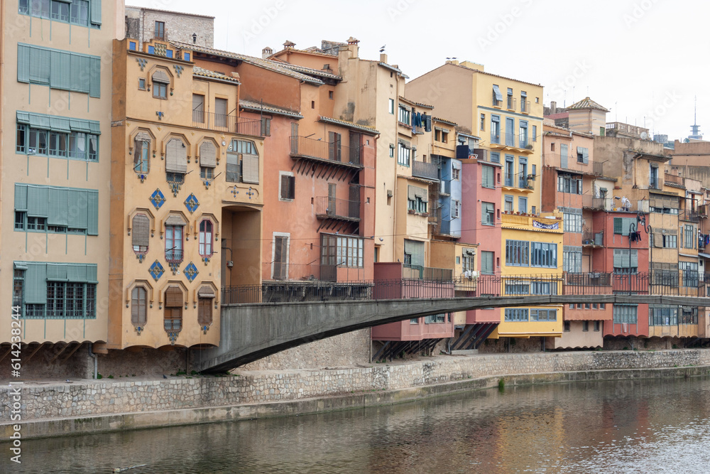 casas de colores de Girona en Cataluña con vistas del puente