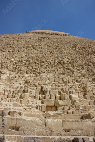 Pirámide Egipcia desde la Base: Grandeza y Perspectiva Histórica