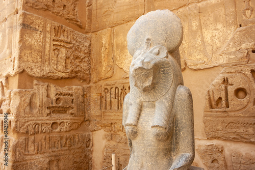 Busto de un estatua egipcia rota en un templo egipcio photo