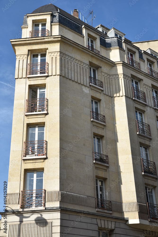Fototapeta premium Immeuble d'angle à Paris. France