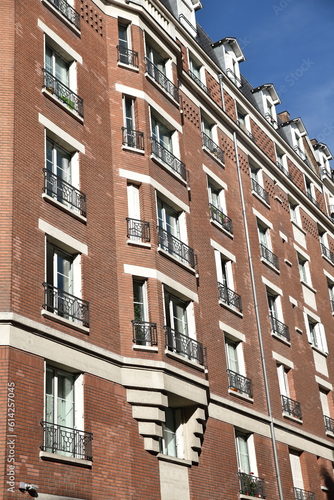 Fototapeta premium Immeuble brique et pierre à Paris. France