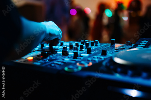 Fotografía DJ Hands creating and regulating music on dj console mixer in concert