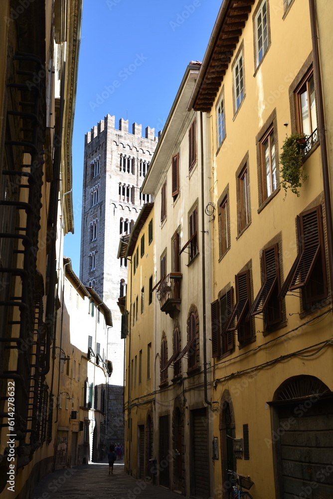 Ruelle médiévale à Lucca en Toscane. Italie