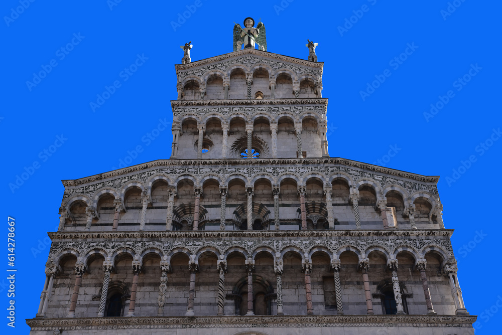 Colonnades du Duomo de Lucca en Toscane. Italie